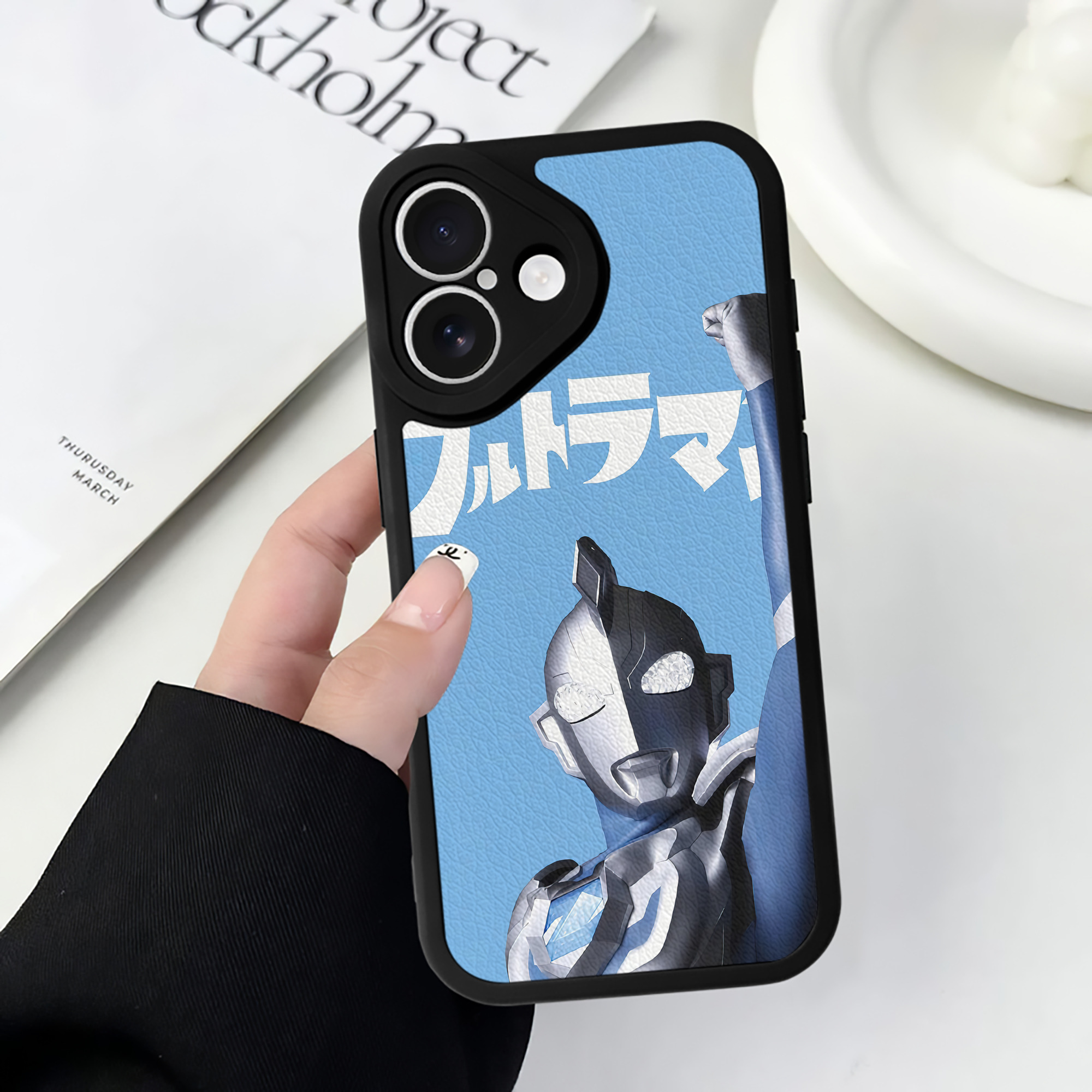 （画像用） ウルトラマン Ultraman 【iPhone 16シリーズ対応】シリコンスマホケース（レザー調） 材質：シリコン